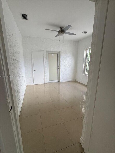 Building Photo - 1560 NW 25th Ave