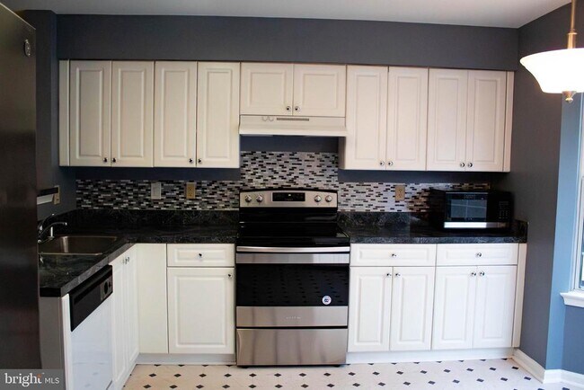 Building Photo - 2095 Pawlet Dr