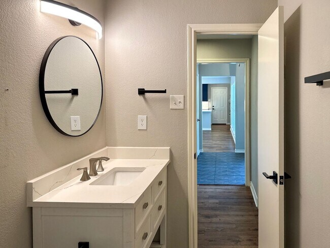 Building Photo - 3 Bed / 2 Bath / 2 Car Gargae / Pool