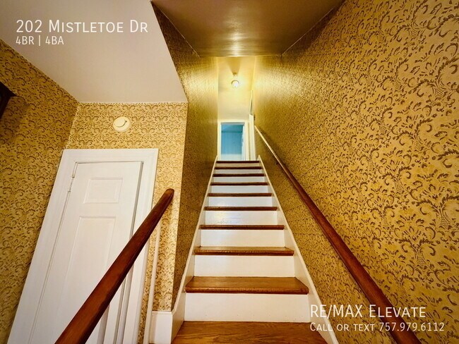 Building Photo - 202 Mistletoe Dr