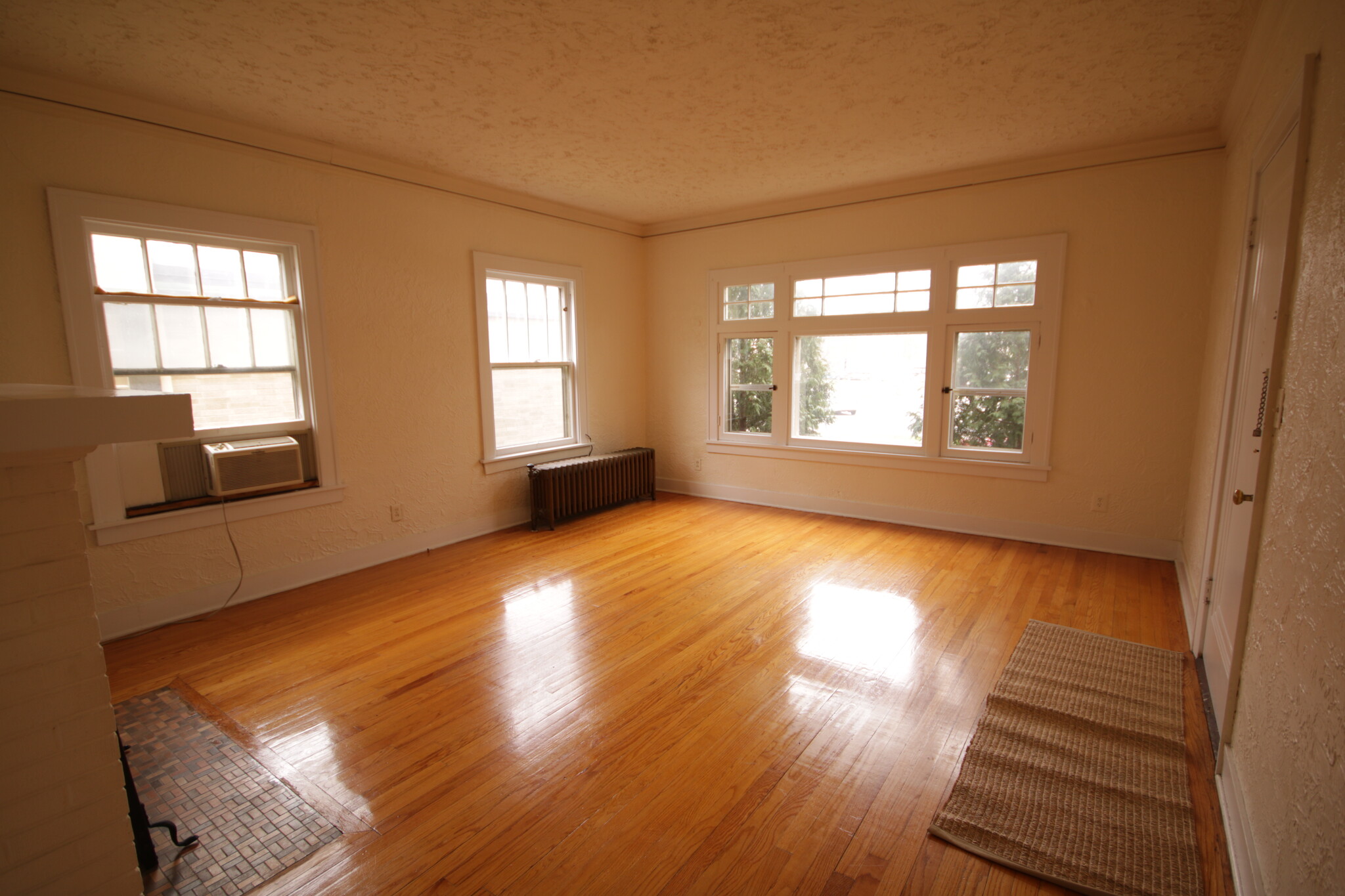 Living room southwest corner view - 839 W South St