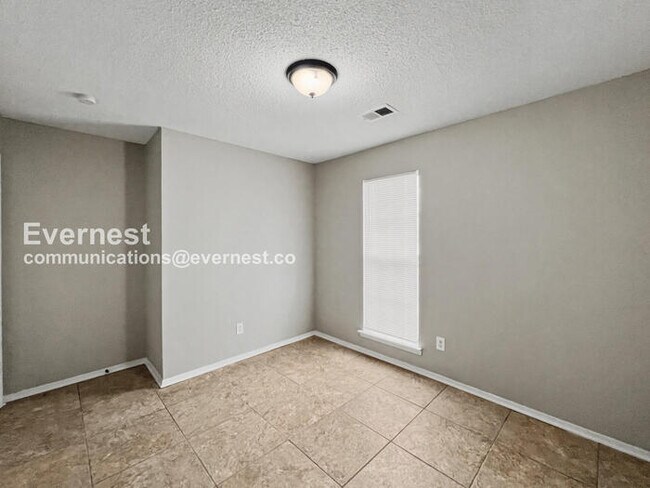 Building Photo - Limited Time Special Offer / 3 Bed, 2 Bath Home with Off-Street Parking / Pet-Friendly / Coming S...