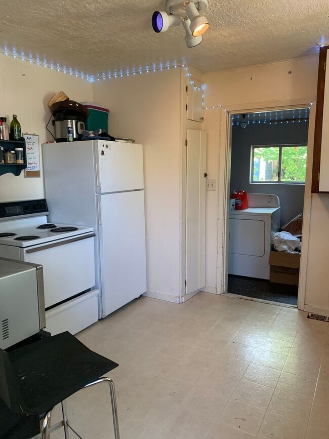 Building Photo - 5 bedroom 1 bath house - Near downtown!