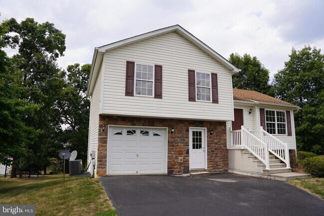 Primary Photo - 153 Sinker Dr