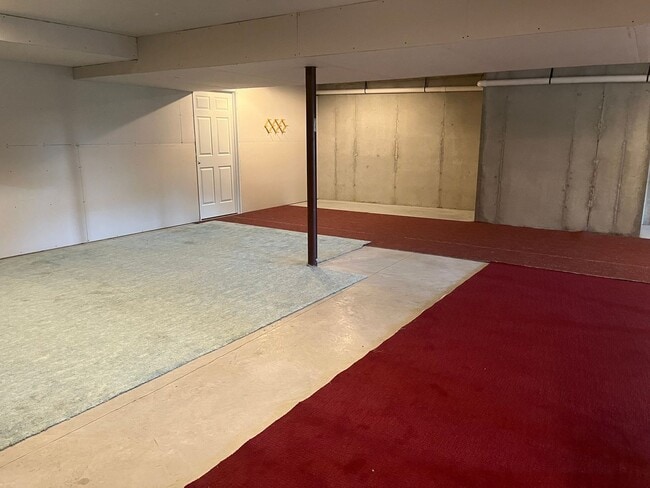 Building Photo - Now Leasing – Beautiful Well Maintained 3-...