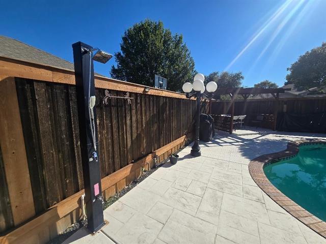 Building Photo - 2004 Cherbourg Dr