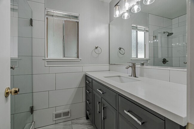 Building Photo - 652 Vasona Ave