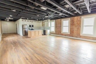 Building Photo - 219 W Mulberry St