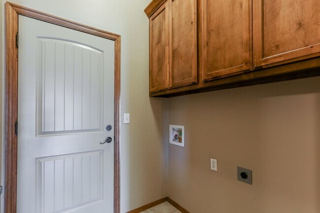 Building Photo - AVAILABLE 3-15-2020  FOR OCCUPANCY IN YUKON, MUSTANG SCHOOLS!