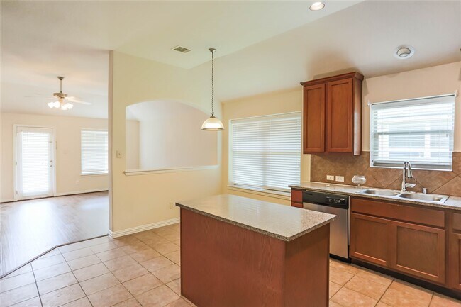 Building Photo - 1327 Maple Ace Dr