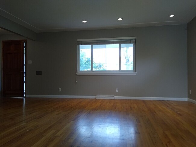 Building Photo - Stunning 4 bedroom 2 bath Virginia Village...