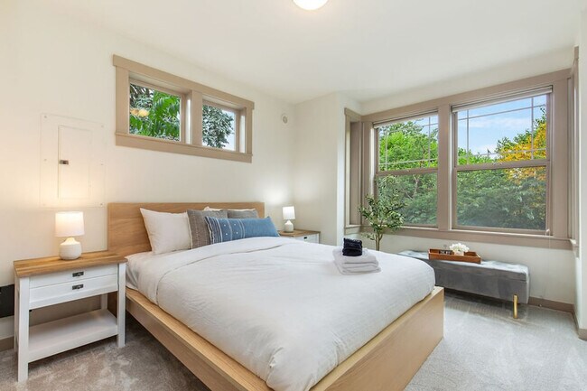 Building Photo - 1916 E Spruce St