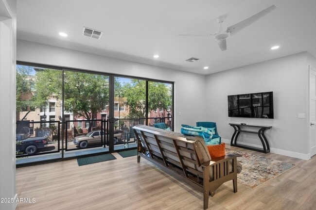 Building Photo - 607 S Wilson St