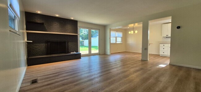 Building Photo - 319 Orchard Dr