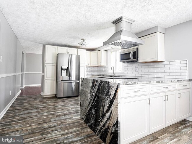 Building Photo - 703 E Broadway