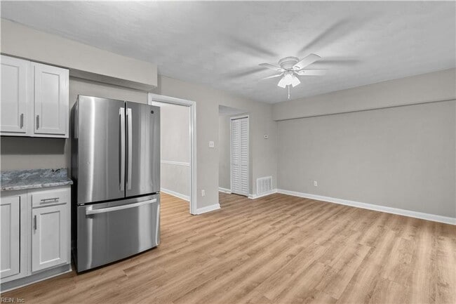 Building Photo - Updated Townhome in Virginia Beach