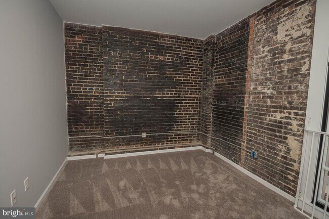 Building Photo - 218 W Main St