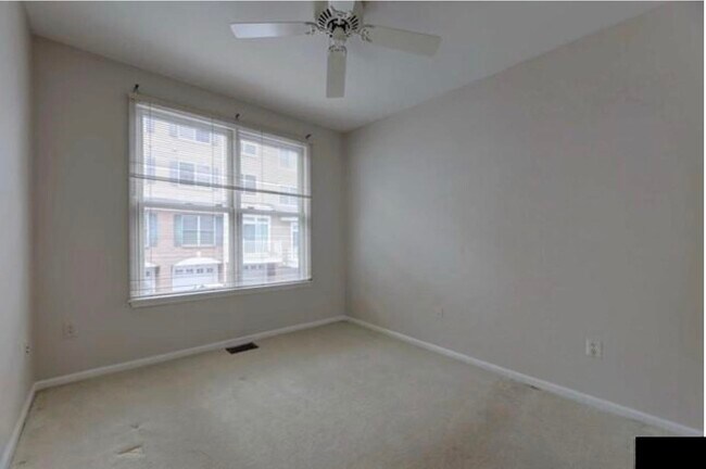 Building Photo - 320 Midland Ct