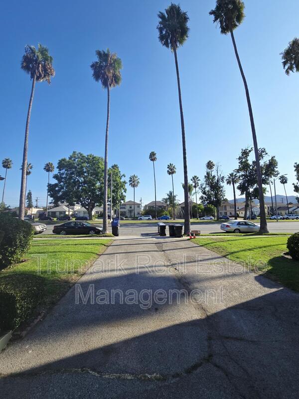Building Photo - 649 W Glenoaks Blvd