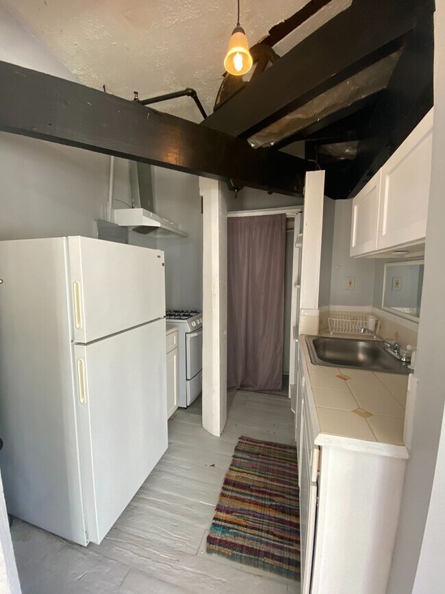 Building Photo - Gorgeous top-floor studio apartment in Walkable Magazine St Location