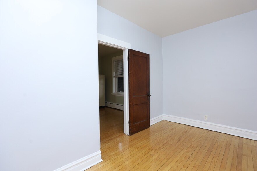 Building Photo - 5141 W Roscoe St