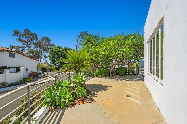 Building Photo - 2700 Barnson Pl