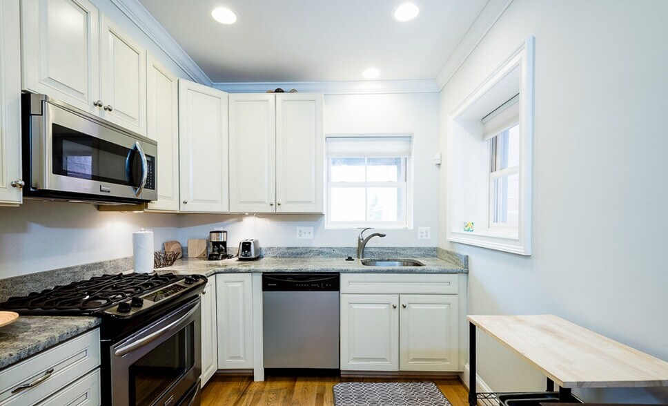 Building Photo - 222 1/2 E Street NE-SI ID1587659P
