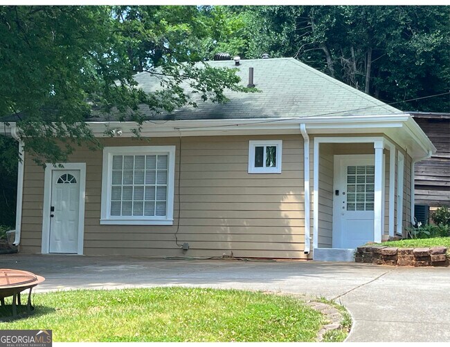 Building Photo - 806 Briarcliff Rd NE