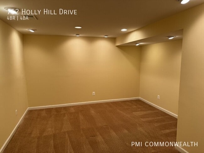 Building Photo - 752 Holly Hill Dr