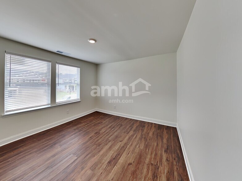 Building Photo - 899 Carnaby Ln