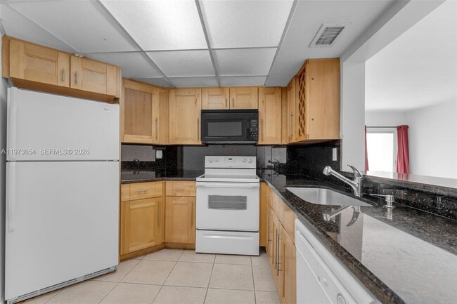 Building Photo - 9735 Fontainebleau Blvd