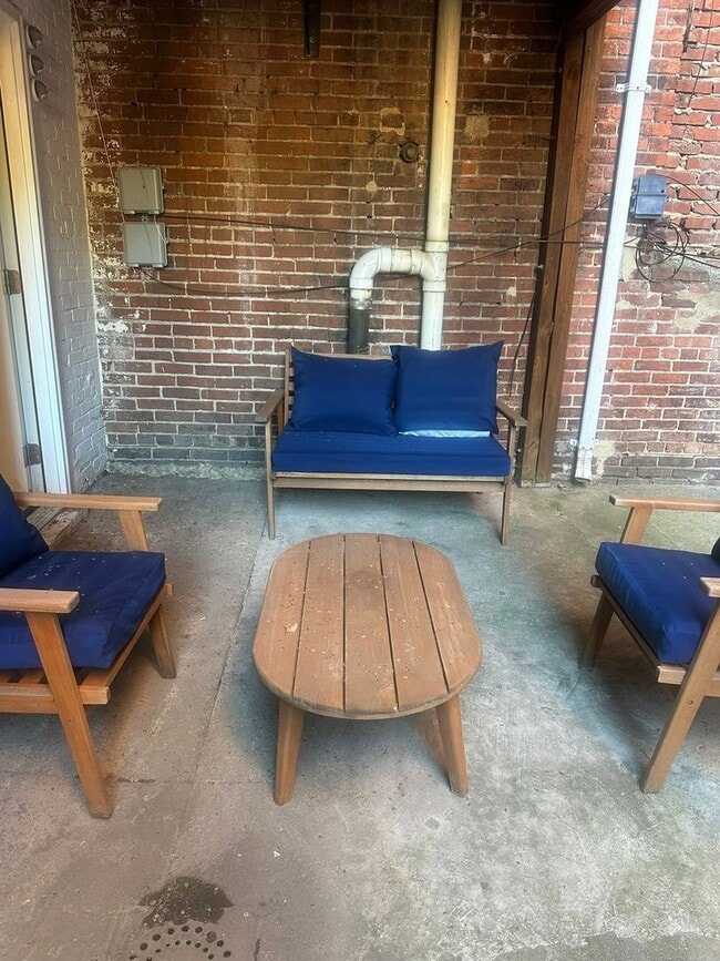 Building Photo - Modern Basement Unti 1 Bedroom/1 Bath, Recently renovated, new stainless steel appliances, floori...