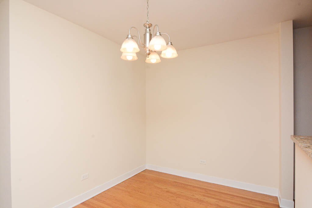 Building Photo - 639 W Wrightwood Ave