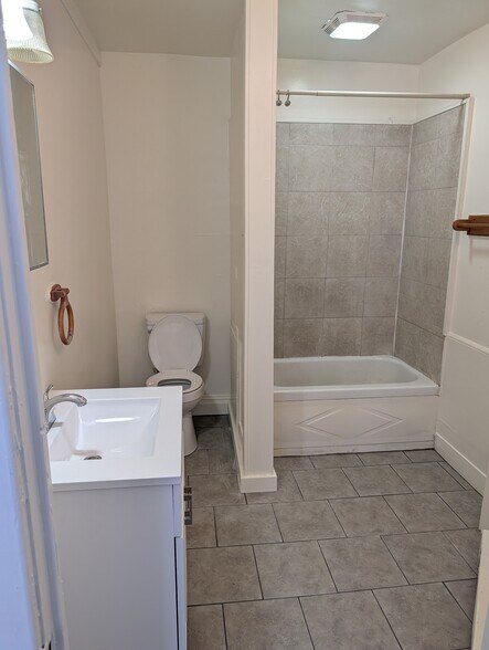 Building Photo - 560 Clinton Ct