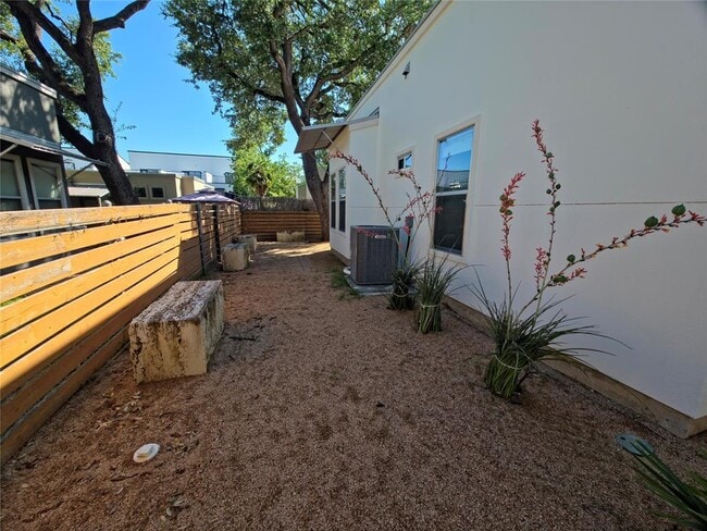 Building Photo - 3806 Menchaca Rd