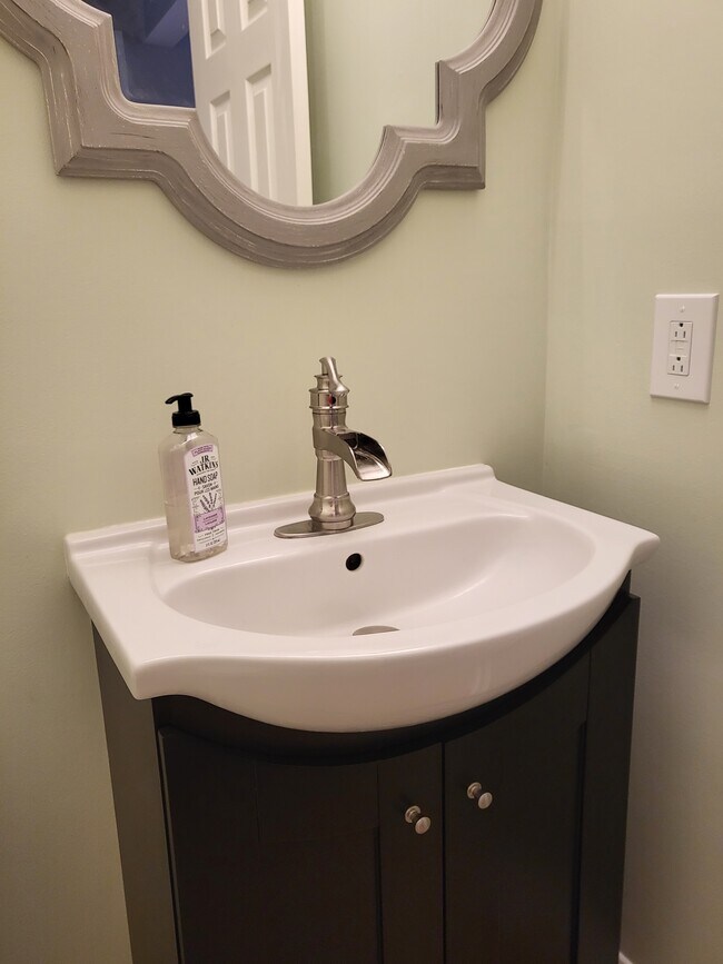 Building Photo - 104 Windsor Ct