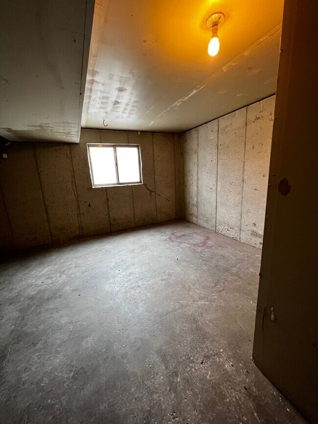 Building Photo - Beautiful remodeled 5 bed 2 bath home