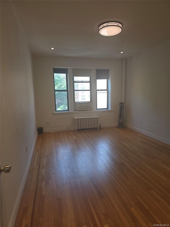 Building Photo - 42-20 Kissena Blvd