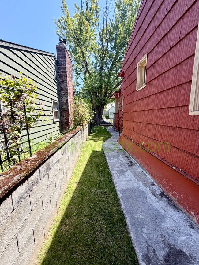 Building Photo - Awesome 4-Bed/2-Bath Craftsman Bungalow House Near Alberta District