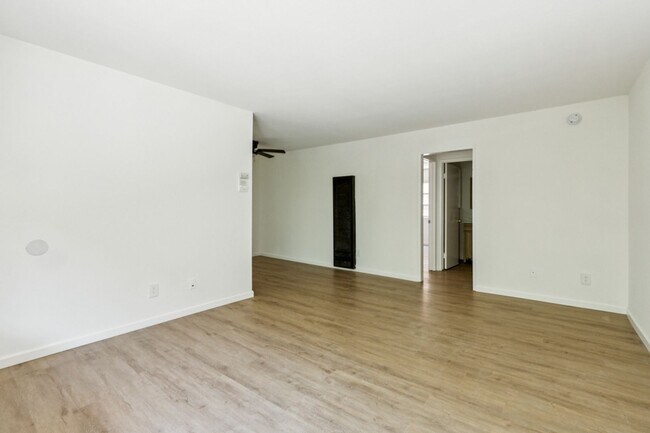 Building Photo - Newly Renovated 1BD Condo Available Soon! ...