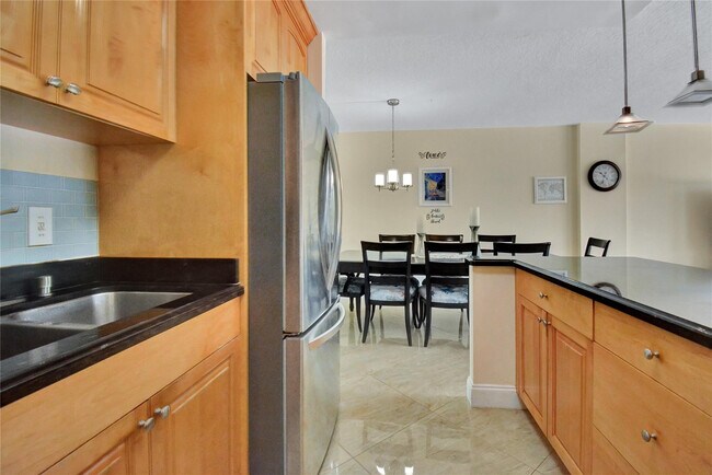 Building Photo - 2121 N Ocean Blvd