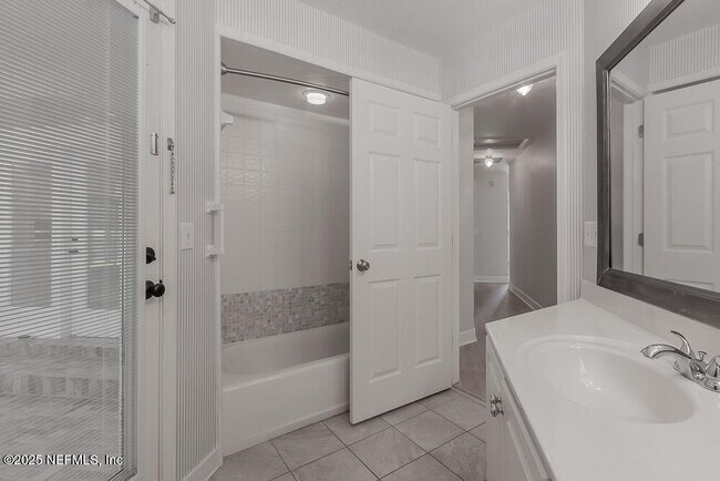 Building Photo - 1737 Heatherwood Dr