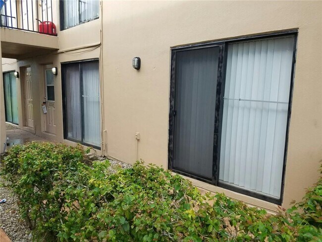 Building Photo - 10926 Royal Palm Blvd