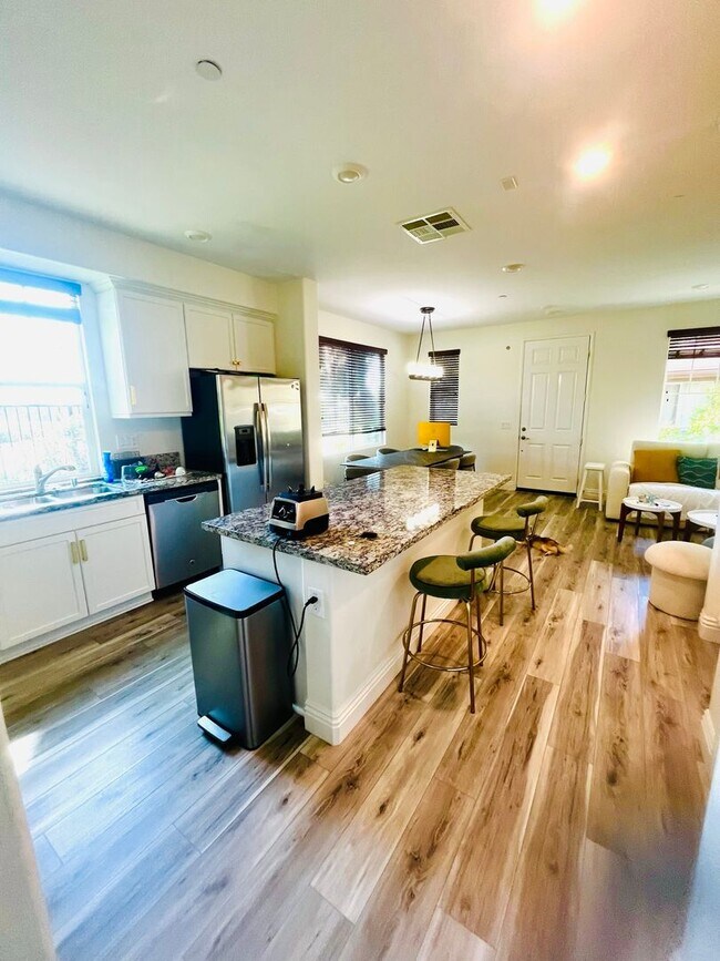 Building Photo - Spacious 4 Bed | 2-Story Townhome in Lake Pointe near Eastlake Vistas