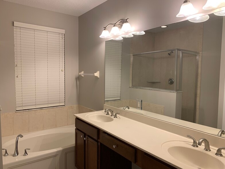 Building Photo - 6078 SE Split Oak Trl