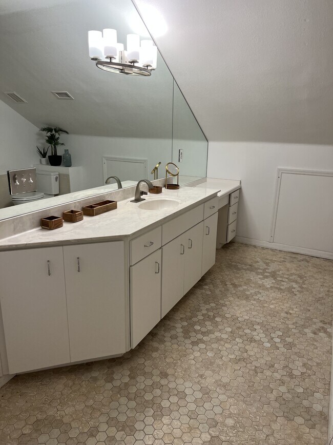 Building Photo - 1310 Daytona Ave