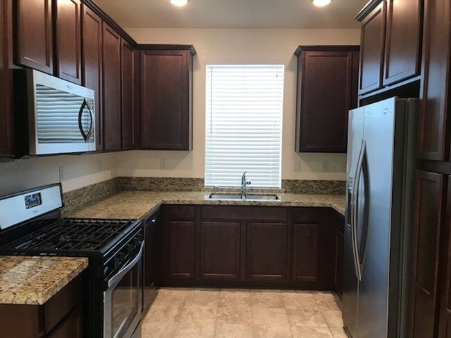 Building Photo - Two Story Home in Natomas, 3 bd/2.5ba, 2 c...