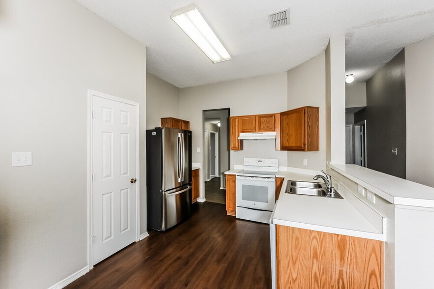 Building Photo - 833 Beaver Creek Dr