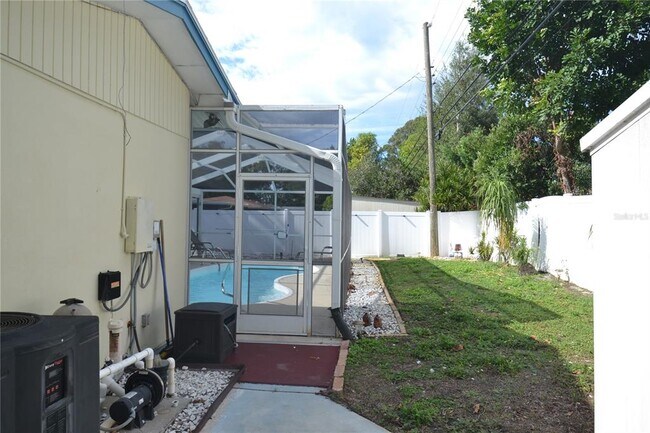 Building Photo - 1712 Suffolk Dr