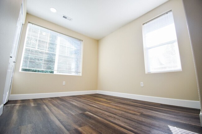 Building Photo - 10735 SW Canterbury Ln